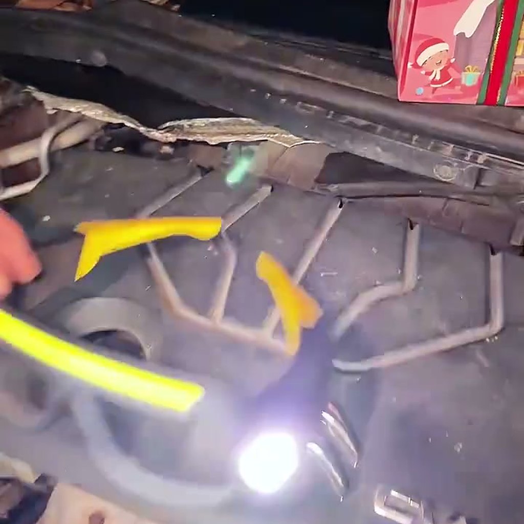 Hands-free workshop lighting
